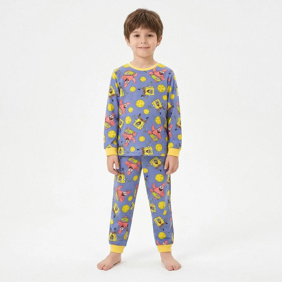 Kind in SpongeBob pyjama vooraanzicht