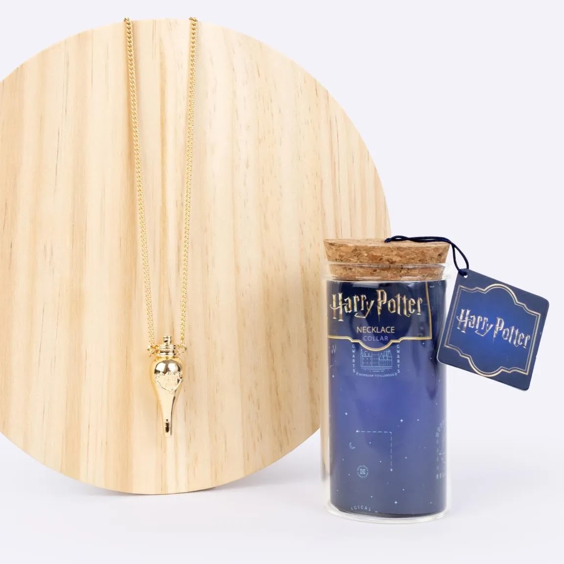 ketting op houten standaard naast het flesje