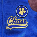 Detail badge met gele pootafdruk en de naam Chase