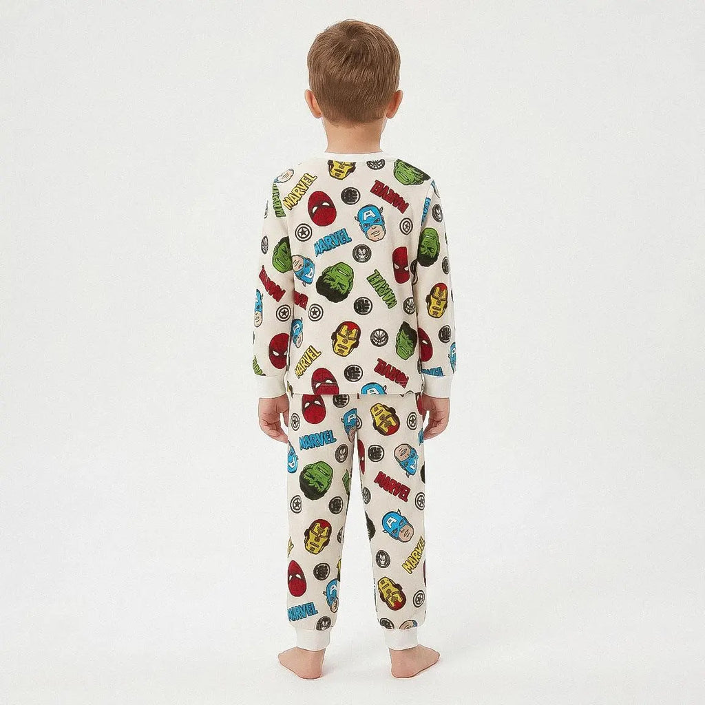 Jongen in Avengers pyjama van achteren gezien