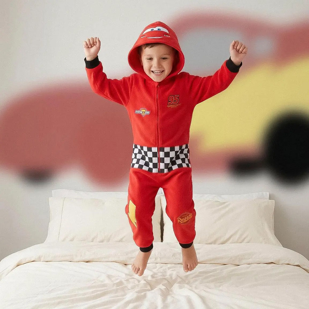 Lightning McQueen onesie gedragen op bed
