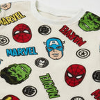 Detail superheldenprint en ronde hals van het shirt