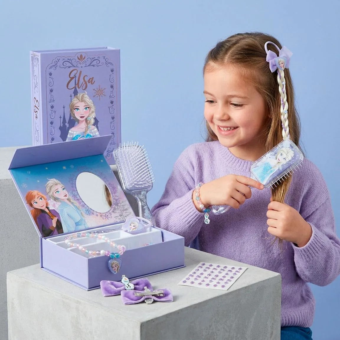 Meisje borstelt haar haar met de Elsa nepvlecht in