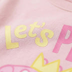 Detail Let's Play tekst in geel en roze
