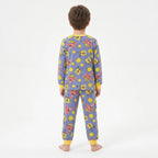 Kind in SpongeBob pyjama achterkant