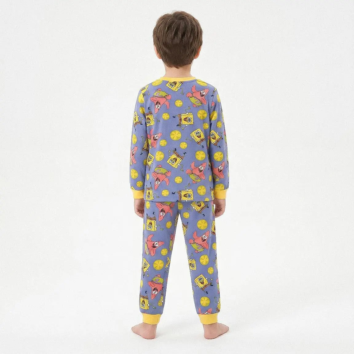 Kind in SpongeBob pyjama achterkant