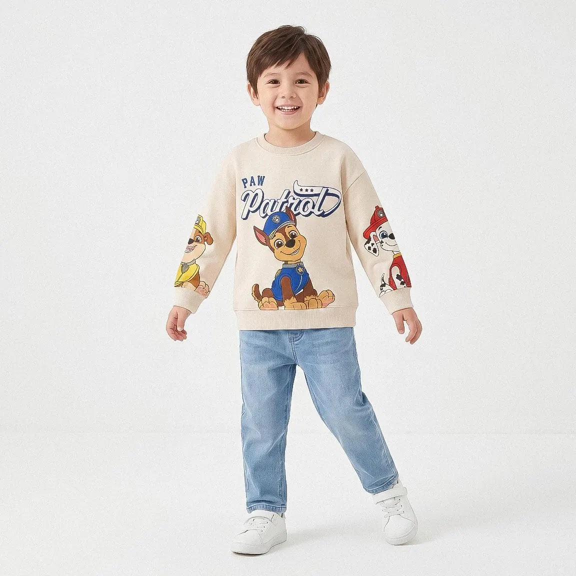 Jongen draagt de Paw Patrol sweater, vooraanzicht