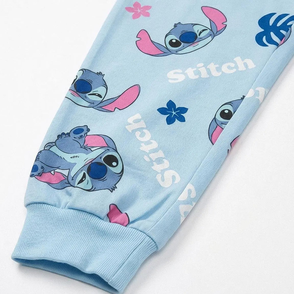 Detail lichtblauwe broek met Stitch en tropische bladeren