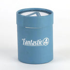 Gesloten lichtblauwe cadeaukoker met Fantastic Four logo