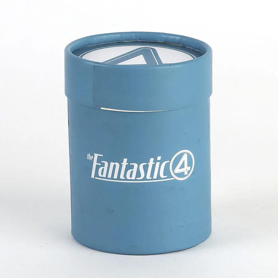 Gesloten lichtblauwe cadeaukoker met Fantastic Four logo