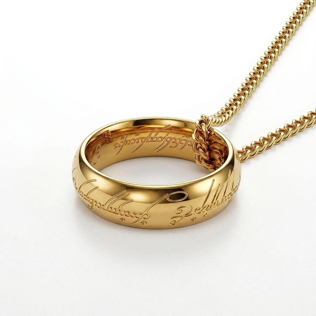 goudkleurige ring van dichtbij met inscriptie