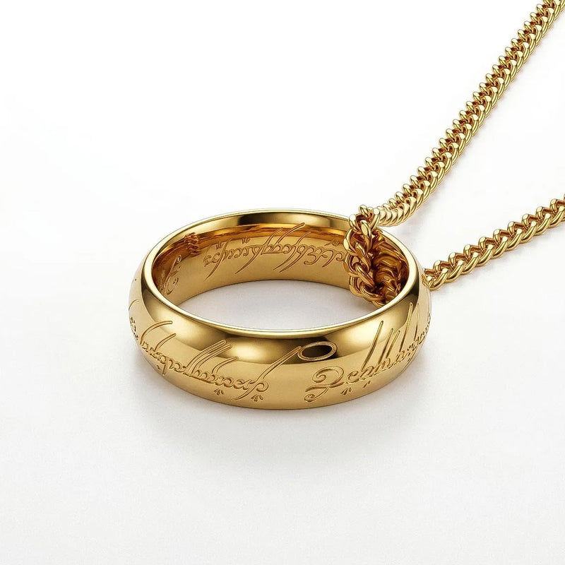goudkleurige ring van dichtbij met inscriptie