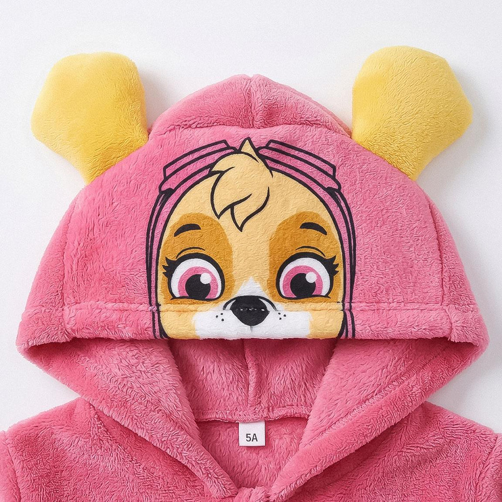 Detail capuchon met gezicht van Skye en roze vliegbril