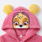 Detail capuchon met gezicht van Skye en roze vliegbril