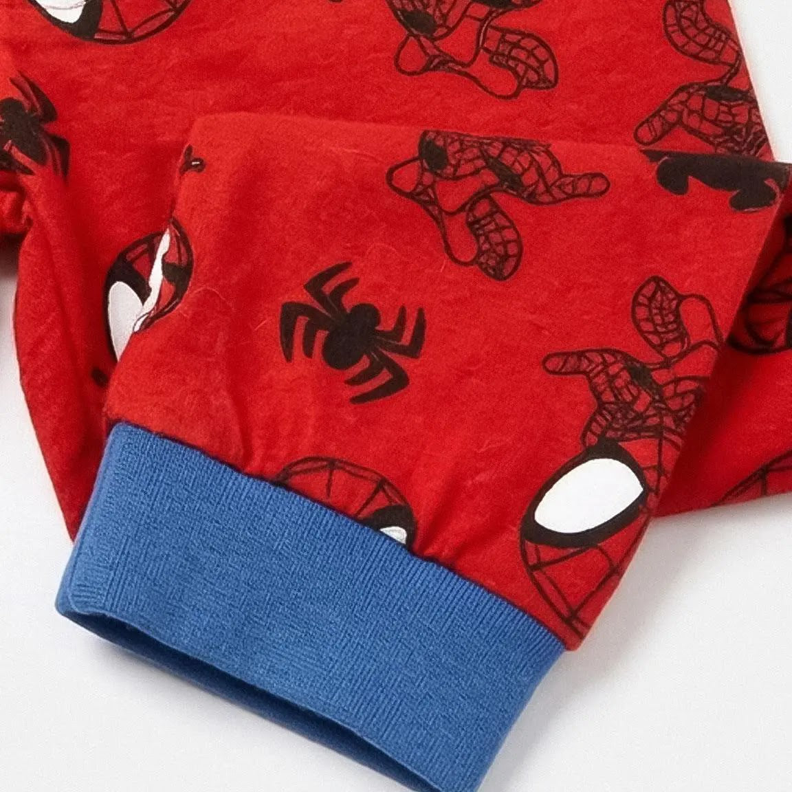 Detail rode pyjamabroek met Spidey hoofdjes en blauw boordje