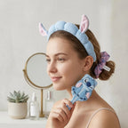 model met Stitch diadeem, scrunchie en haarborstel