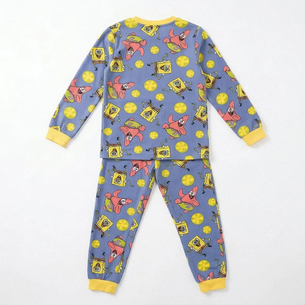 SpongeBob pyjama shirt en broek plat neergelegd