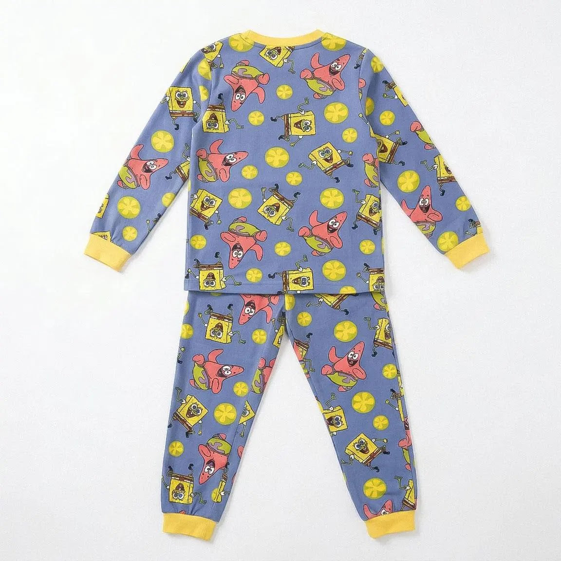 SpongeBob pyjama shirt en broek plat neergelegd
