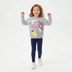 Meisje draagt de grijze Hello Kitty sweater, vooraanzicht