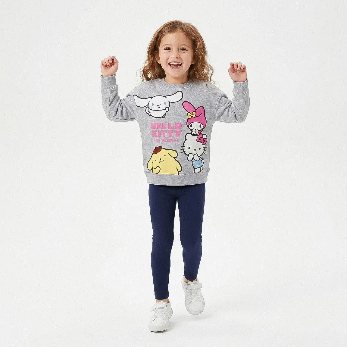 Meisje draagt de grijze Hello Kitty sweater, vooraanzicht