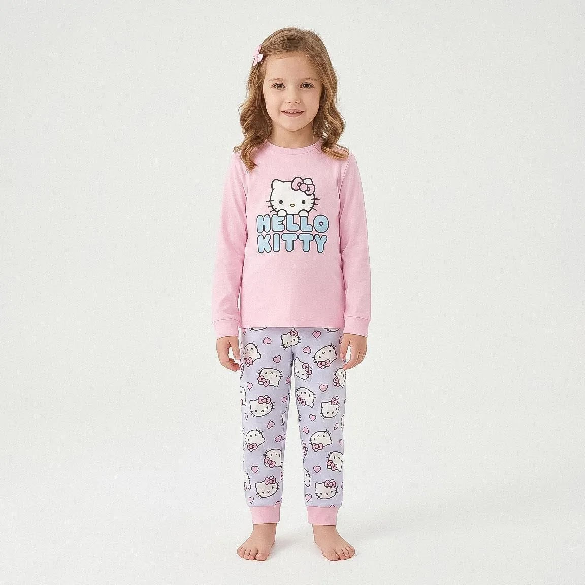 Meisje draagt de Hello Kitty pyjama, vooraanzicht