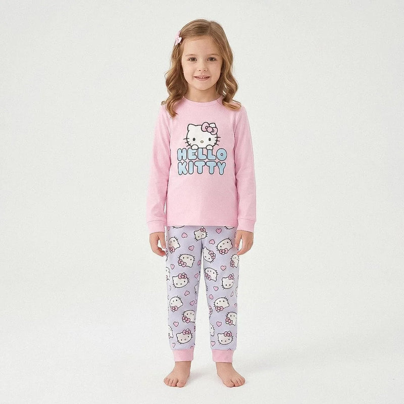 Meisje draagt de Hello Kitty pyjama, vooraanzicht