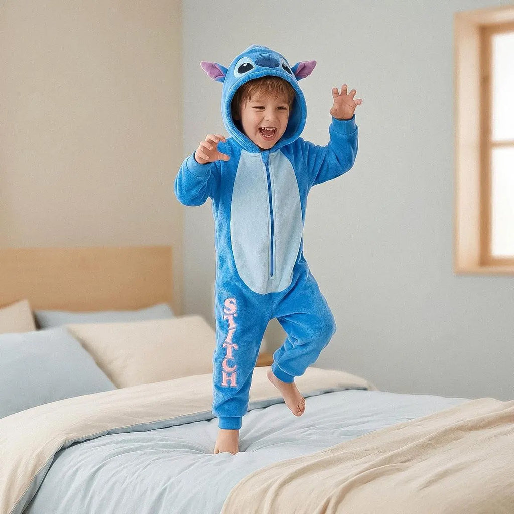 Stitch onesie gedragen in de slaapkamer