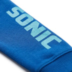 Detail lichtblauwe SONIC tekst op de mouw