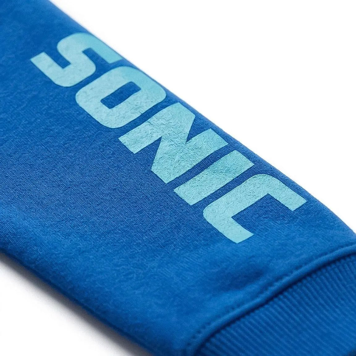 Detail lichtblauwe SONIC tekst op de mouw