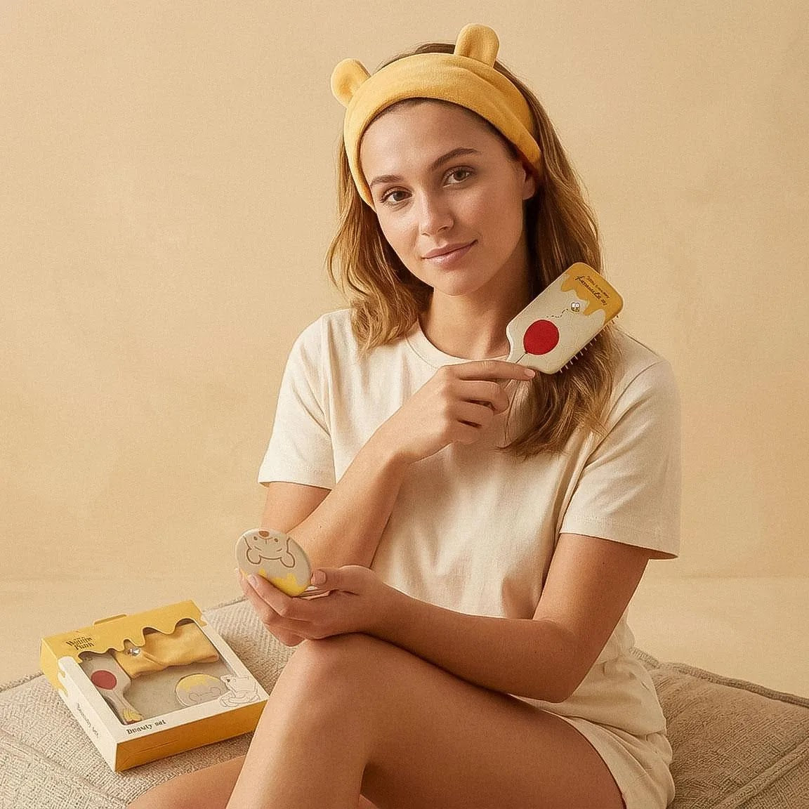 model met Winnie the Pooh haarband en spiegel