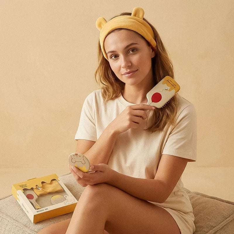 model met Winnie the Pooh haarband en spiegel