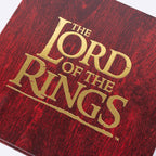 Detail gouden Lord of the Rings logo op de doos