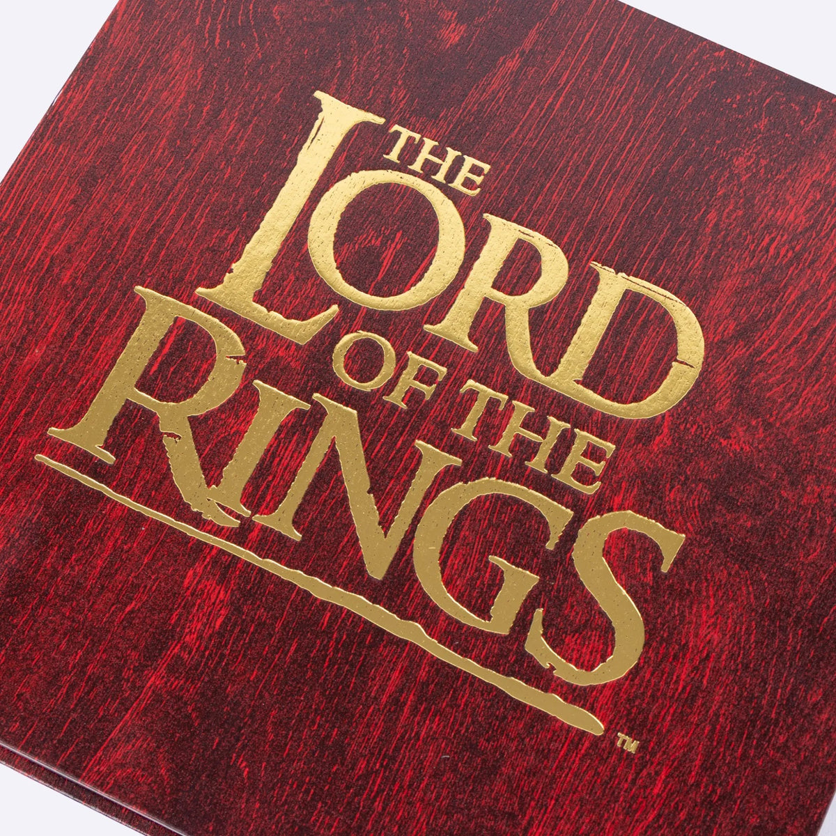 Detail gouden Lord of the Rings logo op de doos