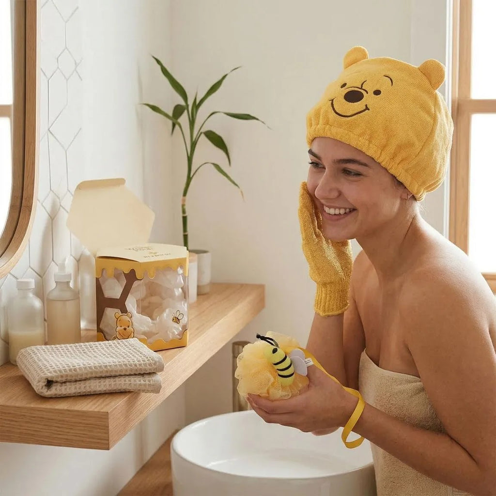 model met Winnie the Pooh haarmuts en washandschoen in de badkamer