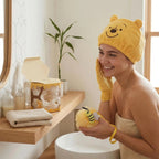 model met Winnie the Pooh haarmuts en washandschoen in de badkamer