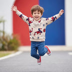 Spelende jongen in de crème Spiderman sweater buiten