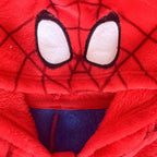 Detail capuchon met witte Spidey ogen en webpatroon