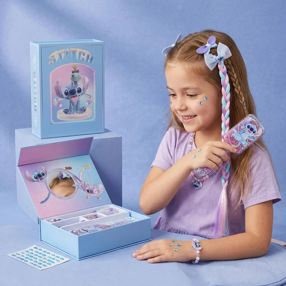 Meisje met Stitch nepvlecht en strikje in het haar