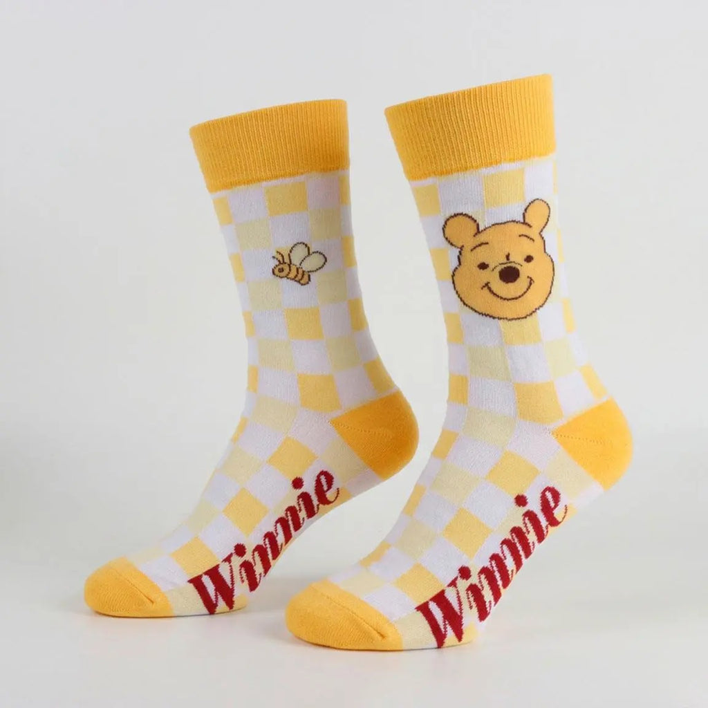 Geel met wit geblokte Poeh sokken met bijtje en Winnie tekst