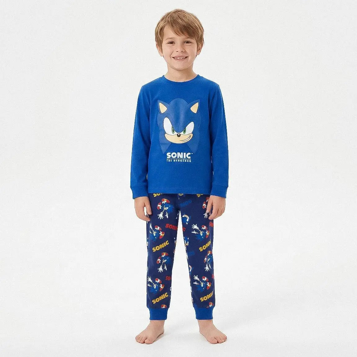 Jongen in Sonic pyjama vooraanzicht