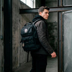 The Punisher rugzak gedragen op de rug