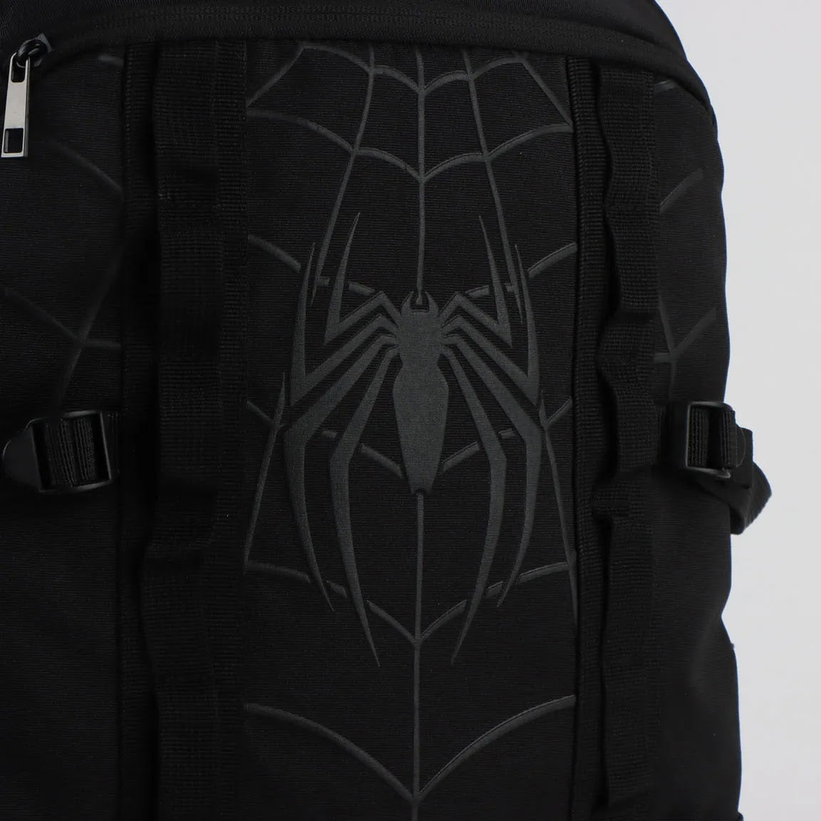 Spiderman rugzak detail spinlogo op de voorkant