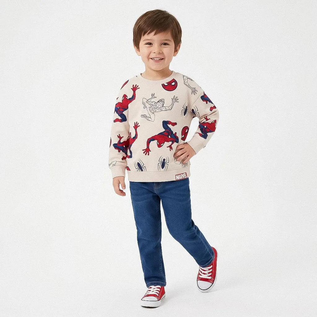 Jongen draagt de Spiderman sweater, vooraanzicht