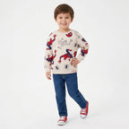 Jongen draagt de Spiderman sweater, vooraanzicht