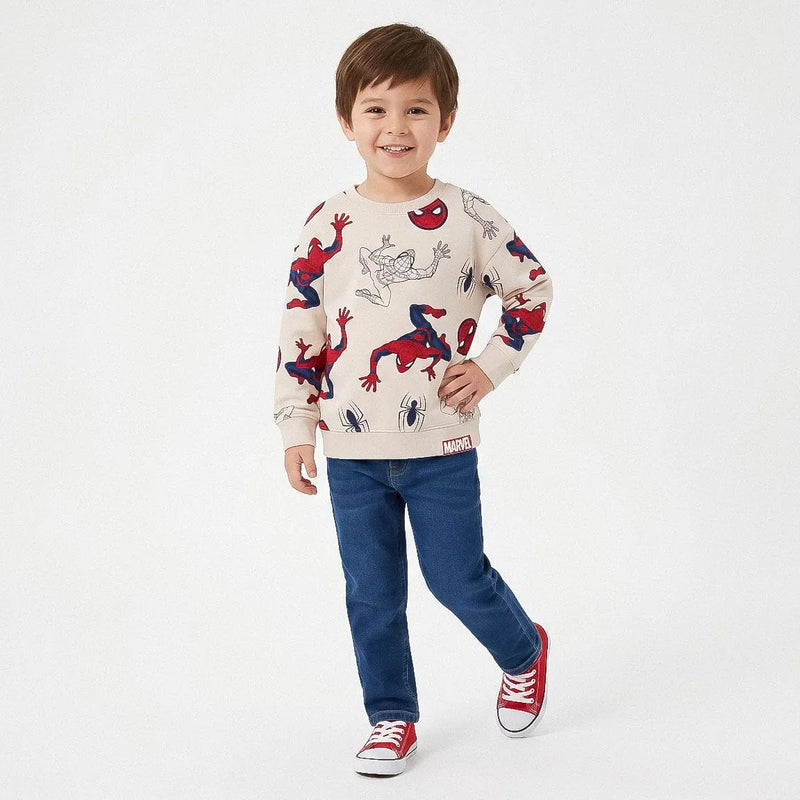 Jongen draagt de Spiderman sweater, vooraanzicht