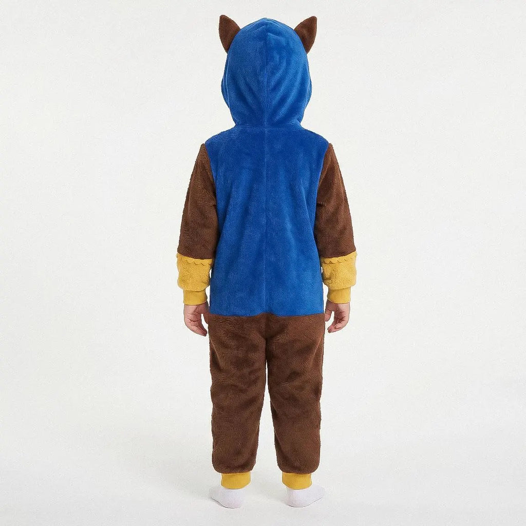 Jongen in Chase onesie gezien van achteren