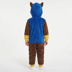 Jongen in Chase onesie gezien van achteren