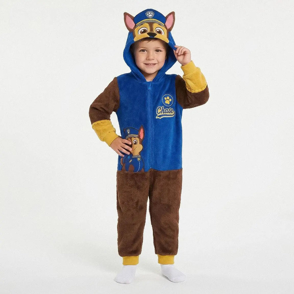 Jongen draagt de Chase onesie met capuchon op