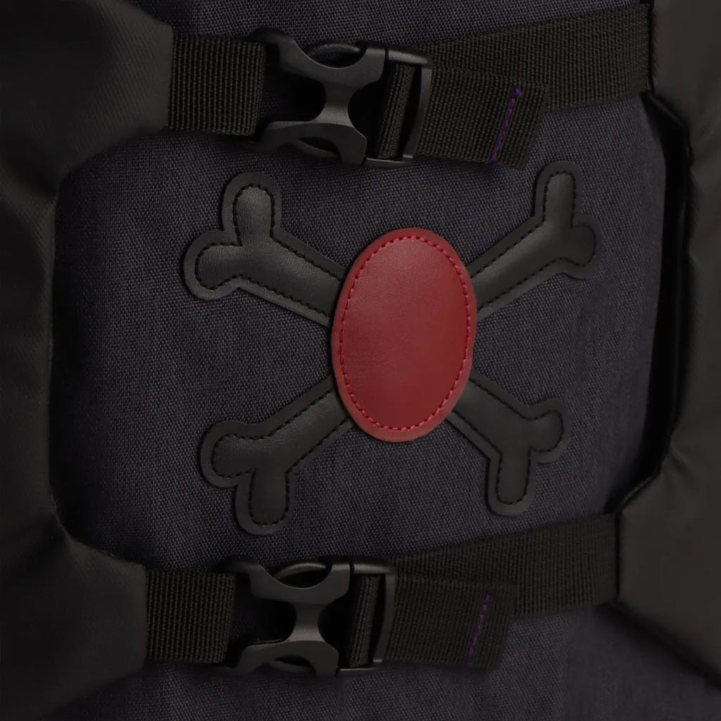 Masters of the Universe rugzak detail botten-embleem met compressiebanden