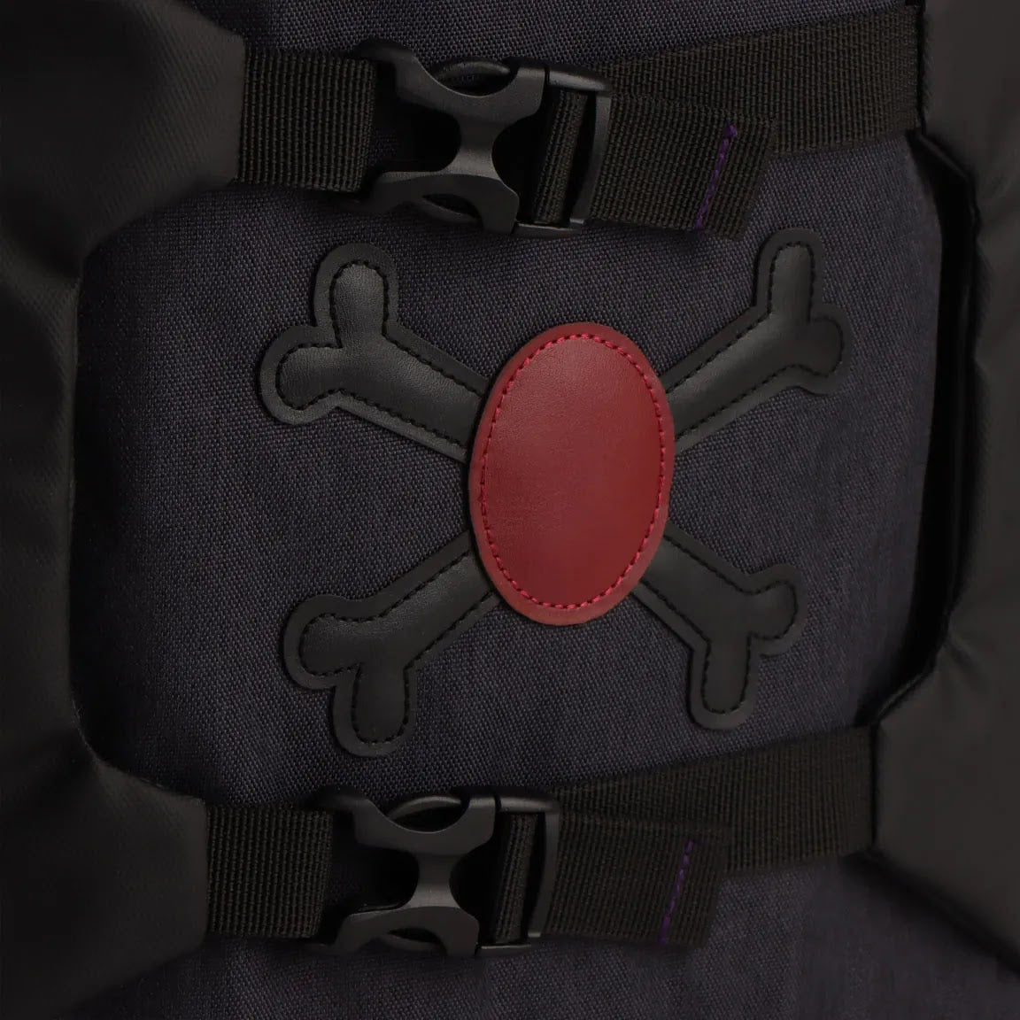 Masters of the Universe rugzak detail botten-embleem met compressiebanden